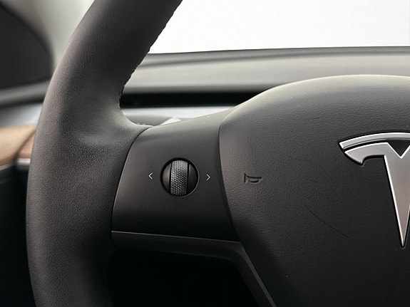 Tesla Model Y 16 of 30