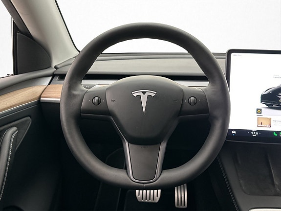 Tesla Model Y 15 of 30