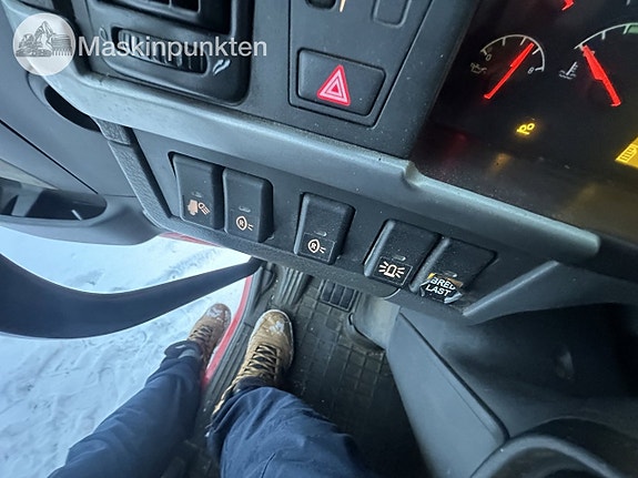 Volvo FM 9 6x2 flakbil 25 of 27