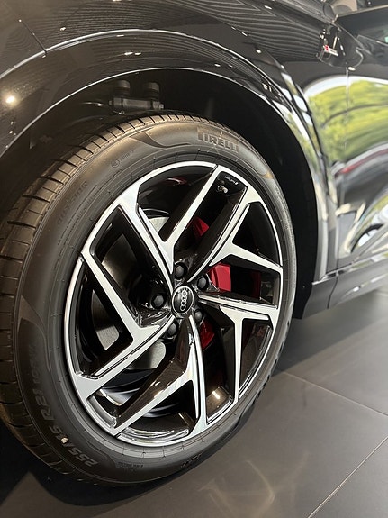 Audi Q6 e-tron 6 of 8
