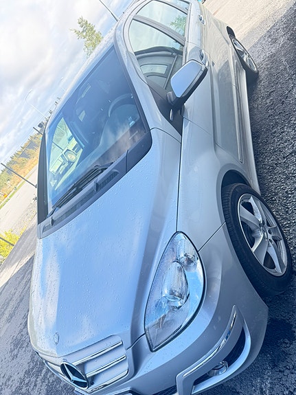 Mercedes-Benz B180 2 of 10
