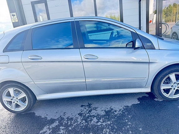 Mercedes-Benz B180 3 of 10