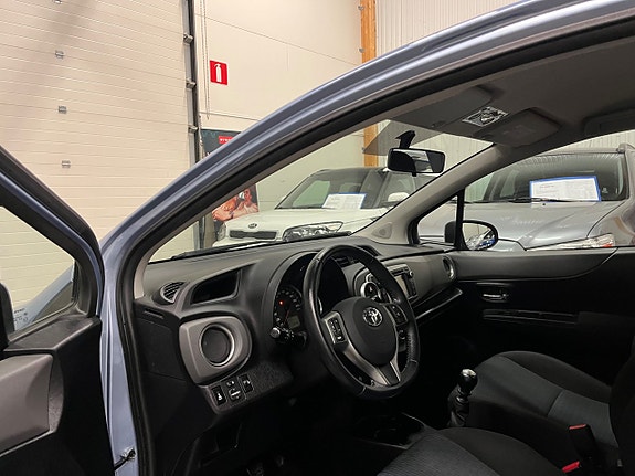Toyota Yaris 12 of 16