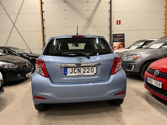 Toyota Yaris 4 of 16