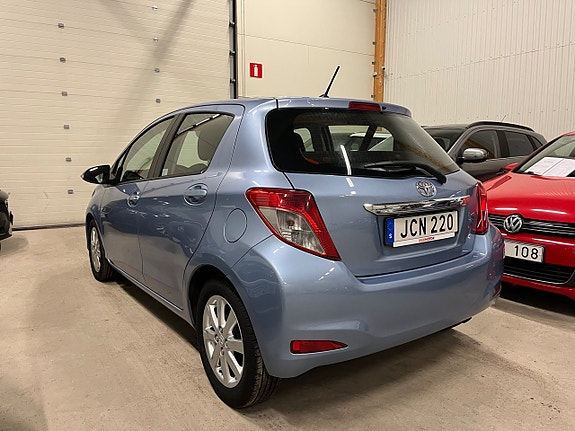 Toyota Yaris 5 of 16