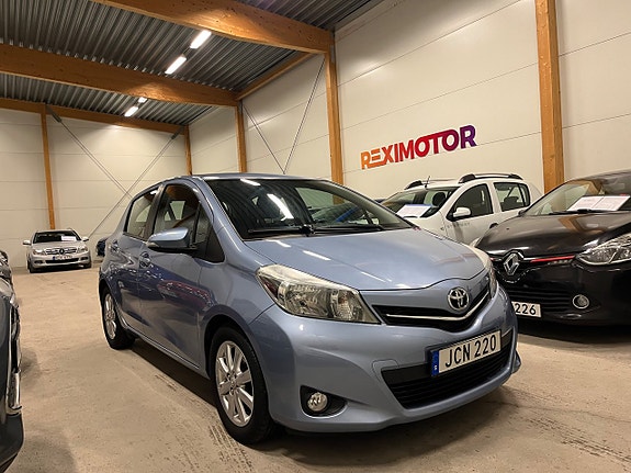 Toyota Yaris 2 of 16