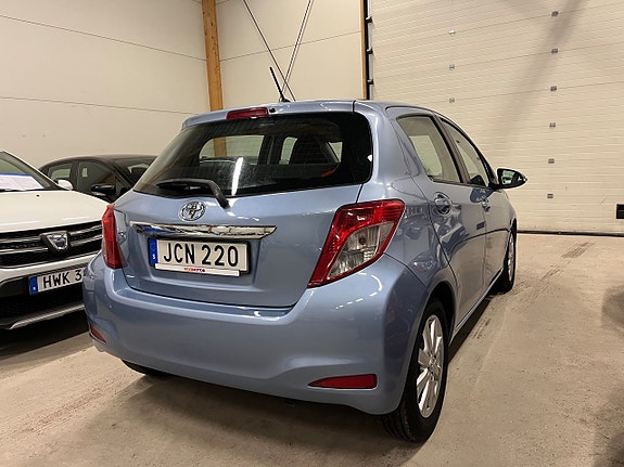 Toyota Yaris 3 of 16
