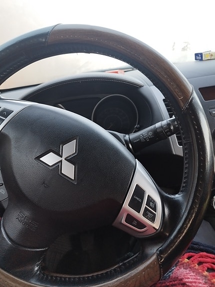 Mitsubishi Outlander 2 of 9