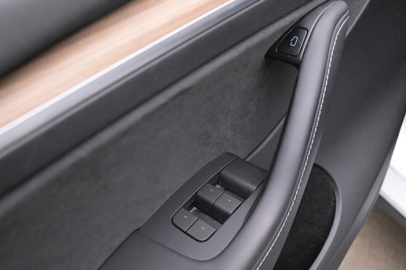 Tesla Model Y 10 of 27