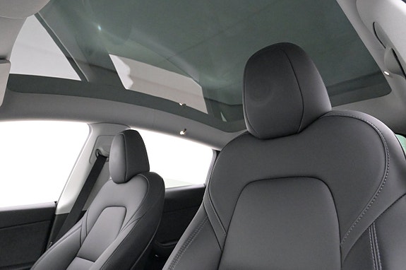Tesla Model Y 25 of 27