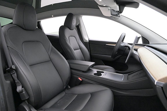 Tesla Model Y 12 of 27