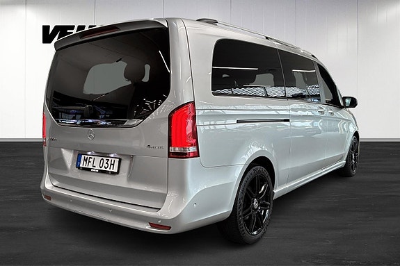 Mercedes-Benz V300 3 of 28