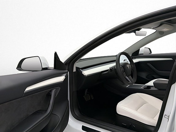 Tesla Model 3 11 of 30