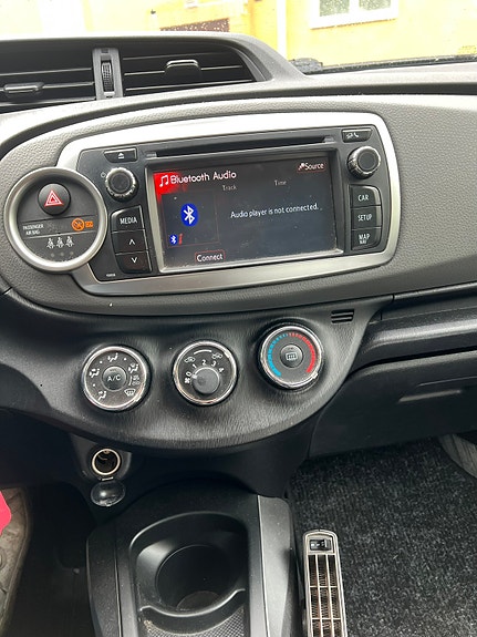 Toyota Yaris 7 of 9