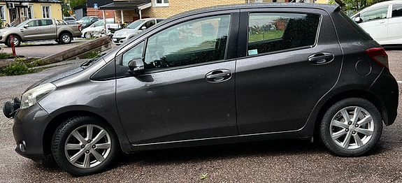 Toyota Yaris 5 of 9