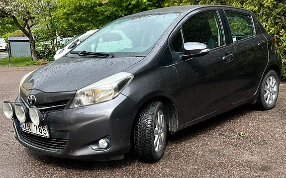 Toyota Yaris 3 of 9