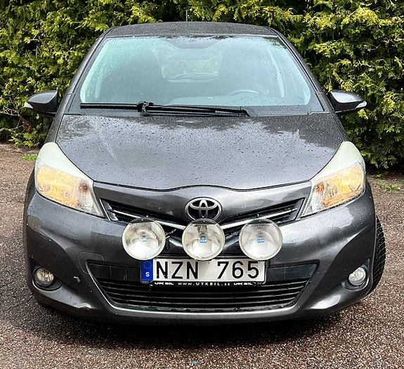 Toyota Yaris 2 of 9