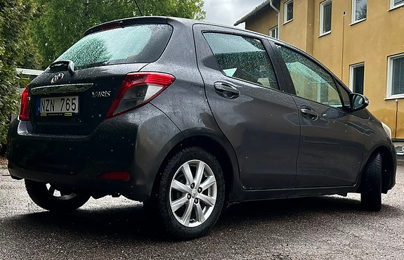 Toyota Yaris 4 of 9