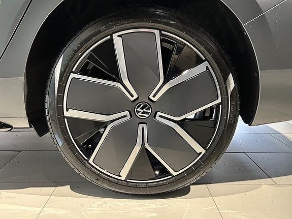 Volkswagen Passat 9 of 25