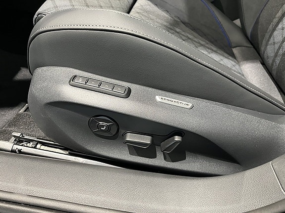 Volkswagen Passat 12 of 25