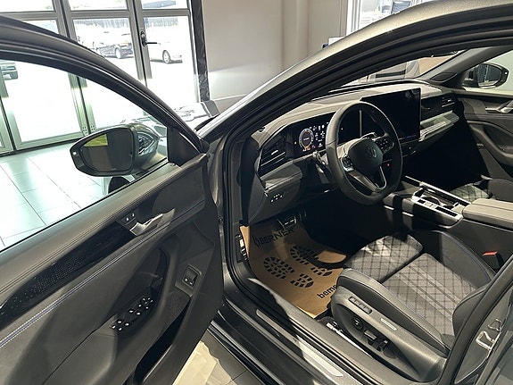 Volkswagen Passat 10 of 25