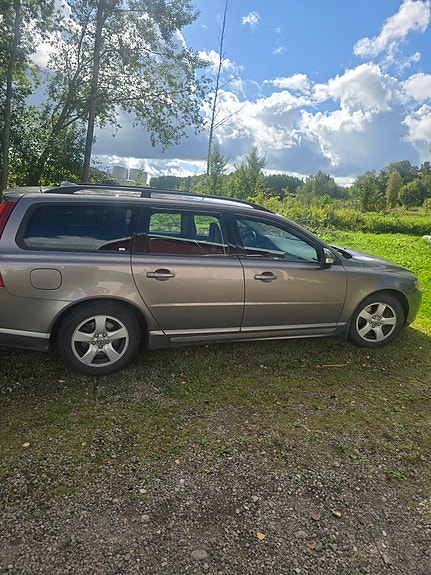 Volvo V70 2 of 5