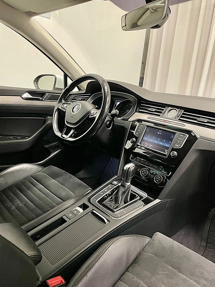 Volkswagen Passat 17 of 23