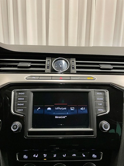 Volkswagen Passat 15 of 23