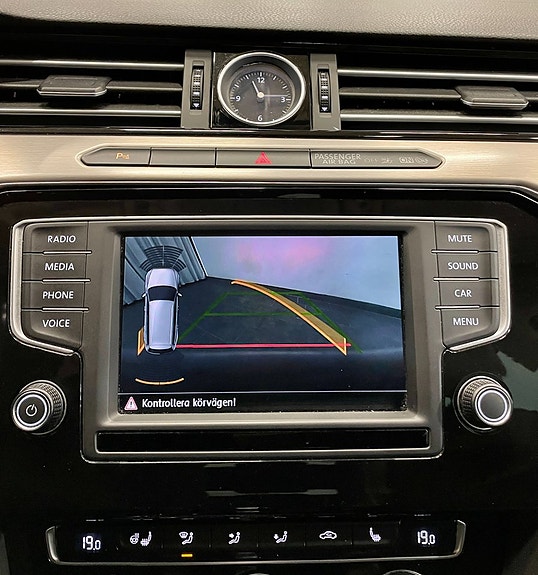 Volkswagen Passat 13 of 23