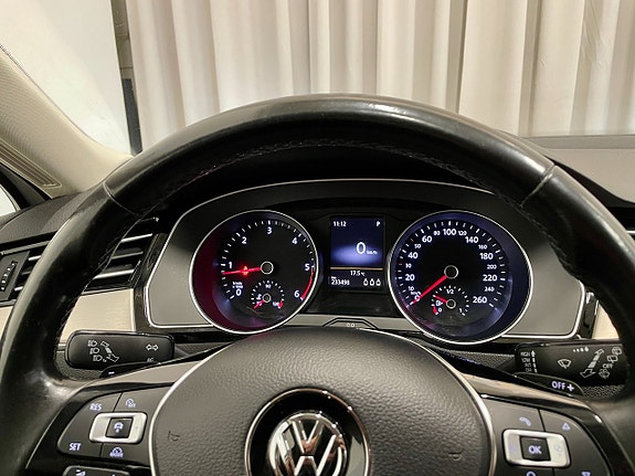 Volkswagen Passat 9 of 23