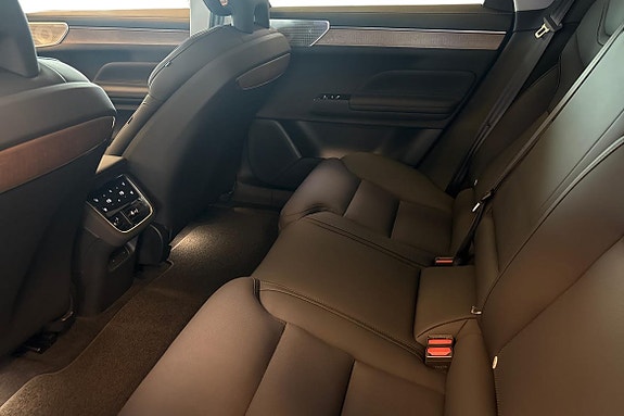 Volvo ES90 13 of 22