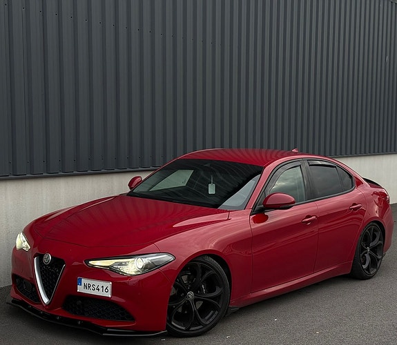 Alfa Romeo Giulia 2 of 18