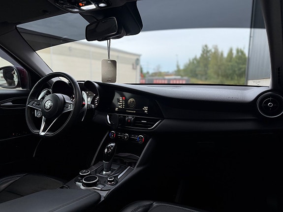 Alfa Romeo Giulia 15 of 18