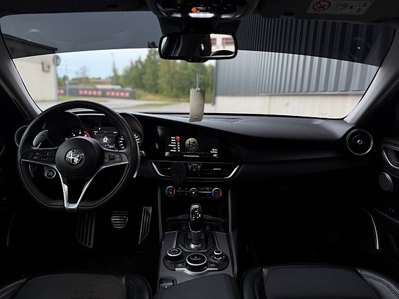 Alfa Romeo Giulia 14 of 18