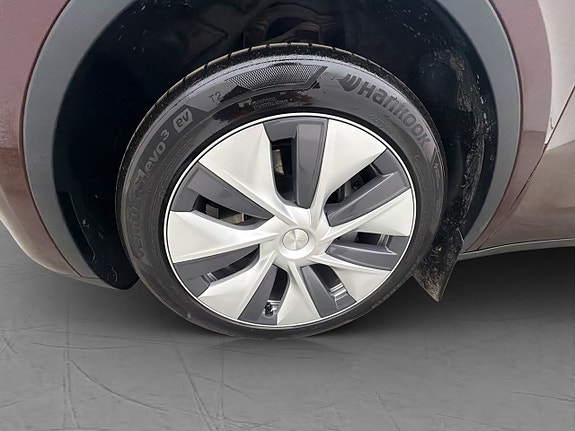 Tesla Model Y 27 of 30