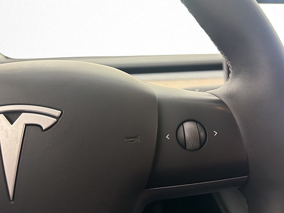 Tesla Model Y 19 of 30