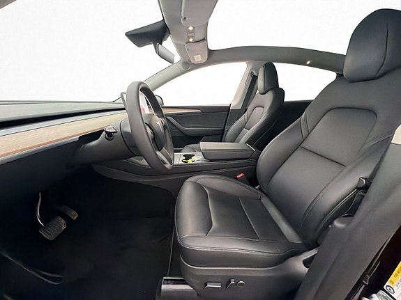 Tesla Model Y 12 of 30