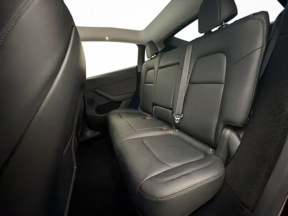 Tesla Model Y 16 of 30