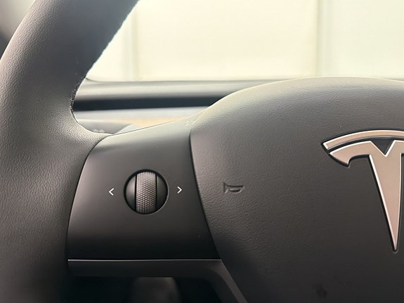 Tesla Model Y 18 of 30