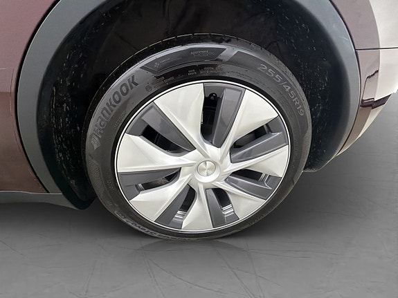 Tesla Model Y 28 of 30