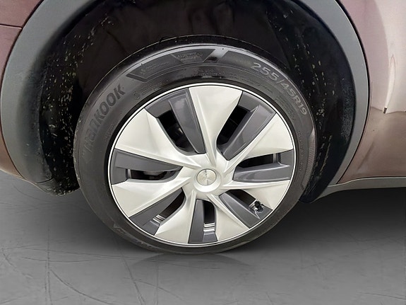 Tesla Model Y 29 of 30