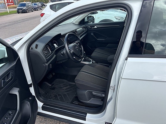 Volkswagen T-Roc 10 of 14