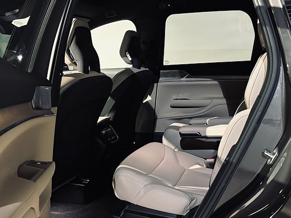 Volvo EX90 13 of 27