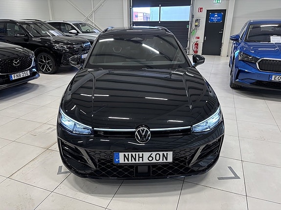 Volkswagen Passat 2 of 27