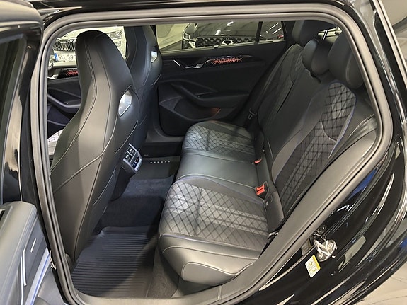 Volkswagen Passat 10 of 27