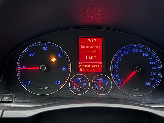 Volkswagen Golf V 5 of 9