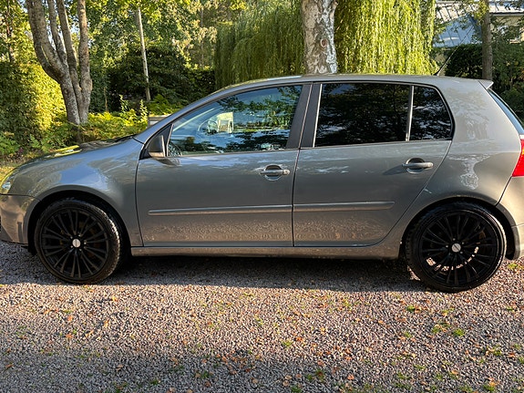 Volkswagen Golf V 2 of 9