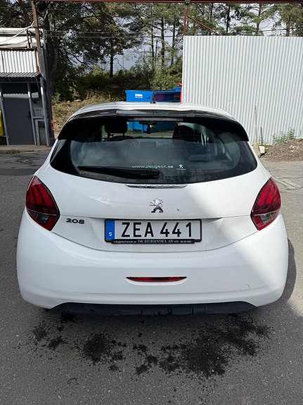 Peugeot 208 2 of 9