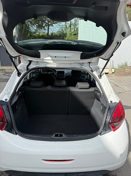 Peugeot 208 5 of 9