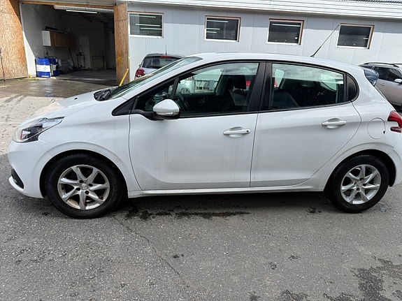 Peugeot 208 3 of 9